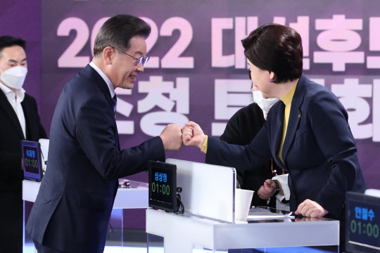 이재명(왼쪽) 더불어민주당 대선 후보와 심상정 정의당 대선 후보가 11일 오후 서울 중구 매경미디어센터에서 열린 한국기자협회 주최 방송 6개사 공동 주관 2022 대선후보 초청 토론회 시작에 앞서 인사를 하고 있다. <국회사진기자단>